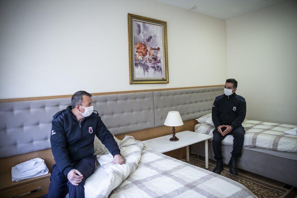 <p>Bu arada, Sincan Ceza İnfaz Kurumları Kampüsü'nde personel ile hükümlü ve tutuklular için belirlenen hijyen kurallarına uyularak günlük 10 bin kişilik yemek yapılıyor. Bu yemekler, Ankara'daki 15 cezaevine de gönderiliyor.</p>
<p> </p>