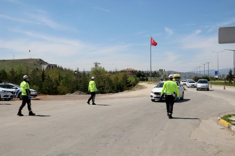 <p> Ulaşımda 43 ilin geçiş güzergahı olan ve 'kilit kavşak' diye nitelendirilen Kırıkkale'de büyükşehirleri birbirine bağlayan karayolundaki sakinlik havadan görüntülendi.</p>
