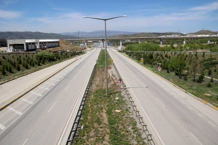 <p>Çin’de ortaya çıkarak pek çok ülkeye yayılan ve pandemi olarak ilan edilen korona virüs (Covid-19) tedbirleri kapsamında, 30 büyükşehir ve Zonguldak için giriş-çıkışlar yasaklandı.</p>
