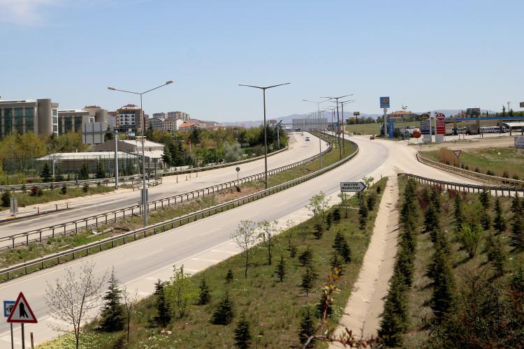 <p>Ramazan ayının gelmesi ve hafta tatili olması dolayısıyla karayolları da boş kaldı. Ulaşımda 'kilit kavşak' diye adlandırılan ve her saat trafik yoğunluğunun yaşandığı Kırıkkale'de de bu kez sessizlik hakimdi. 43 ilin geçiş noktası olan ve normal vakitte binlerce aracın geçtiği kavşakta tarihi bir boşluk oluştu. Sokağa çıkma kısıtlaması olmamasına rağmen cadde ve sokakların yanı sıra büyükşehirleri birbirine bağlayan karayolunu çok az aracın kullandığı görüldü.</p>
