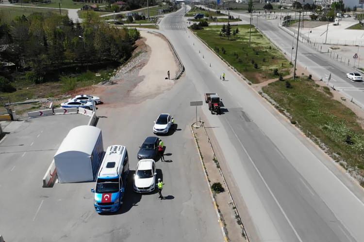 <p>Kırıkkale’de, polis kontrol noktalarında sürücü ve yolcuların seyahat belgeleri incelenirken ekipler de vatandaşlara eldiven ve maske kullanımı konusunda uyarılarda bulundu. Ankara-Samsun ve Ankara-Kayseri karayolundaki sakinlik, havadan görüntülendi.</p>

