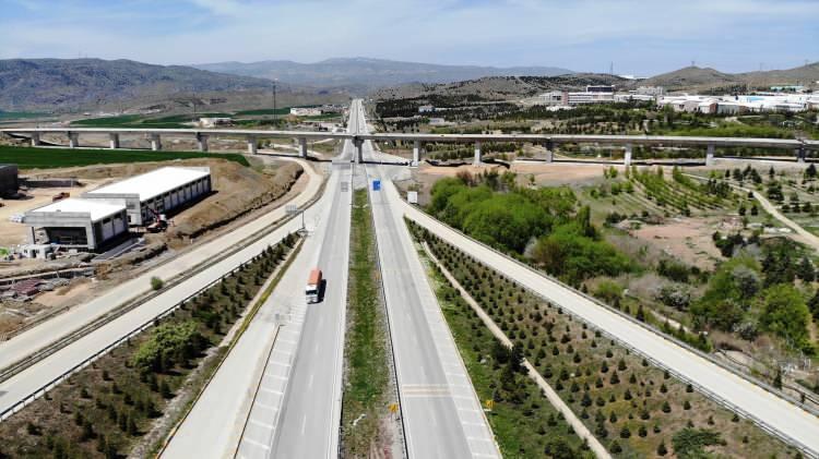 <p>Öte yandan, korona virüs tedbirleri kapsamında, Kırıkkale Valiliği İl Umumi Hıfzıssıhha Kurulu tarafından önlemler de alınmaya devam ediyor.</p>
