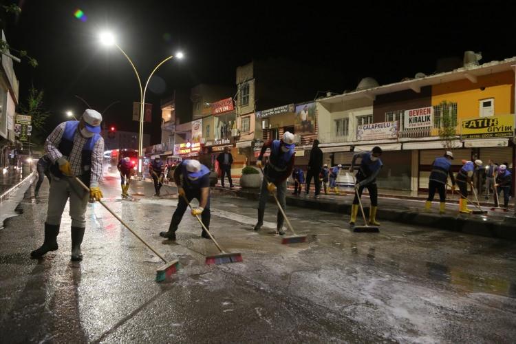 <p>"Cizre halkına en iyi şekilde hizmet vermeye çalışıyoruz"<br />
Cizre Belediyesi Temizlik İşleri Müdürü Mahfuz Toprak, yaptığı açıklamada, Cizre halkına en iyi şekilde hizmet sunmak için 190 personel ile hummalı bir çalışma içerisinde olduklarını söyledi. Kovid-19 ile mücadelede Kaymakam ve Belediye Başkan Vekili Sinanoğlu'nun talimatıyla çalışmaları artırdıklarını dile getiren Toprak, 7 gün 24 saat kesintisiz çalışma yürüttüklerini aktardı.</p>
<p> </p>