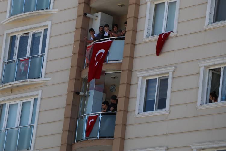 <p>Konvoy neşeli şarkılar ve efsaneleşen marşlar çalarak ilerlerken vosvos araçlar ve rengarenk klasik otomobillerde eşlik etti. Balkonlara ve pencere çıkan 7’den 70 vatandaşlar bayraklar sallayarak 23 Nisan coşkusunu yaşadı. Marşlara eşlik ettiler evde kalarak yapılan bu kutlamaya büyük katılım sağladılar.</p>