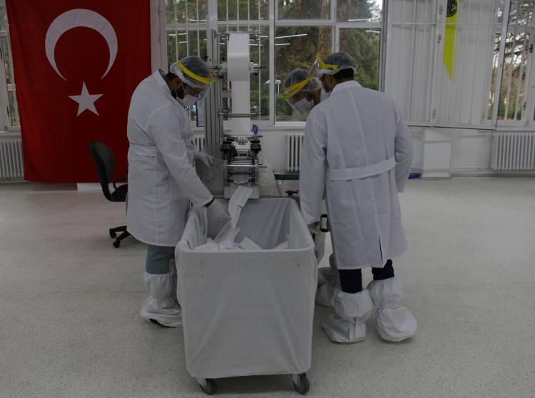 <p>"Maskenin yanı sıra tulum, koruyucu gözlük, eldiven ve dezenfektan üretiliyor"</p>
<p>Korona virüs ile mücadele sürecinde, kurum bünyesinde maske üretiminin dışında dezenfektan, koruyucu siperlik ve tulum ürettiklerinin altını çizen Akdere, MKEK olarak 334 bin 825 tulum, 33 bin 210 koruyucu gözlük, 377 bin 100 koruyucu eldiven ve 41 bin 400 litre dezenfektan ürettiklerini vurguladı.</p>