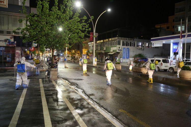 <p>Vatandaşların gösterdiği destekten memnuniyet duyduklarını vurgulayan Toprak, bu desteğin hem moral sağladığını hem de çalışma performansını artırdığını bildirdi.</p>
<p>Toprak, desteklerinden dolayı Cizre halkına teşekkür etti.</p>