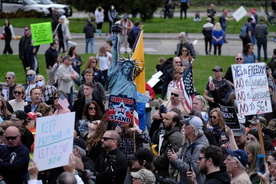<p>Texas'taki protestoların ardından, Colorado, Montano, Arizona'nın da aralarında bulunduğu Trump destekçilerinin çoğunlukta olduğu eyaletlerde, göstericiler koronavirüs salgını için alınan önlem ve kısıtlamaların kaldırılması için sokaklara çıktı.</p>
<p> </p>