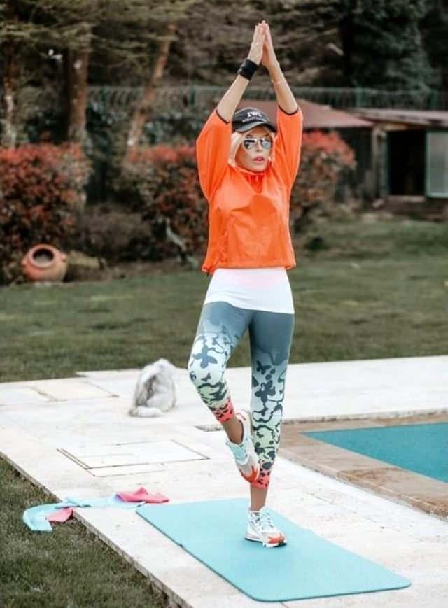 <p>Ajda Pekkan, Instagram hesabından evde spor yaptığı anları "Sağlıklı yaşam için sporunuzu ihmal etmeyin. Güzel günler yakın" notuyla sosyal medya hesabından paylaştı. Pekkan, fit görüntüsüyle dikkat çekti.</p>