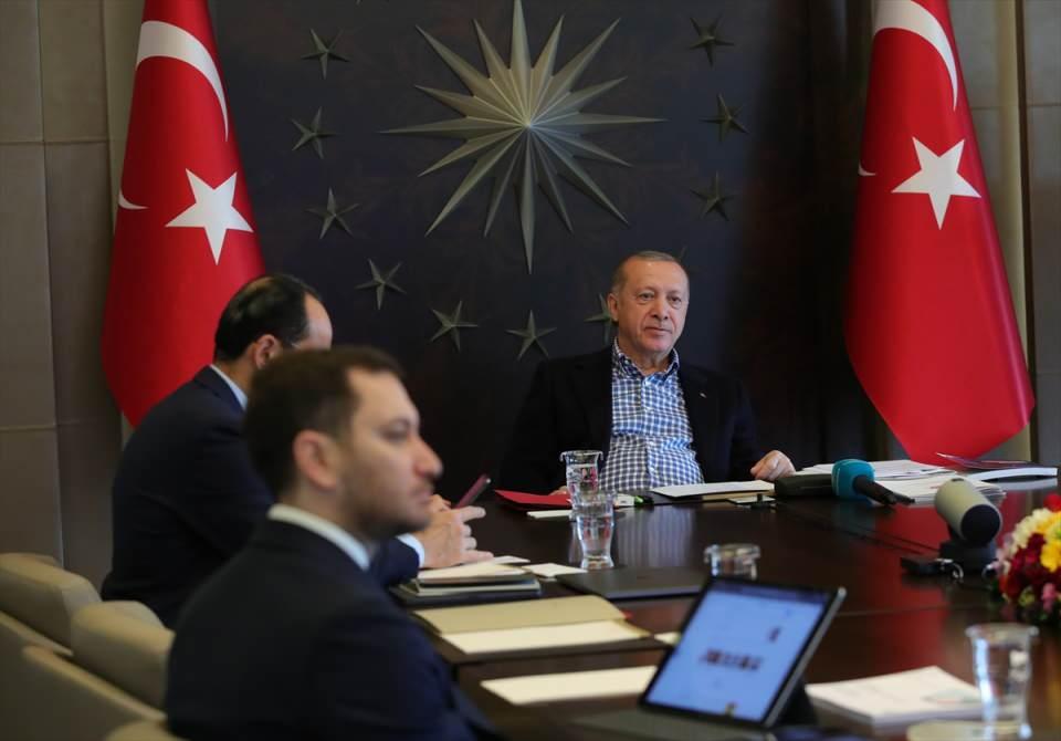 <p>Türkiye Cumhurbaşkanı Recep Tayyip Erdoğan, Tarabya'daki Huber Köşkü'nde saat 13.00'de milli futbolcularla video konferans yöntemiyle bir araya geldi. </p>
