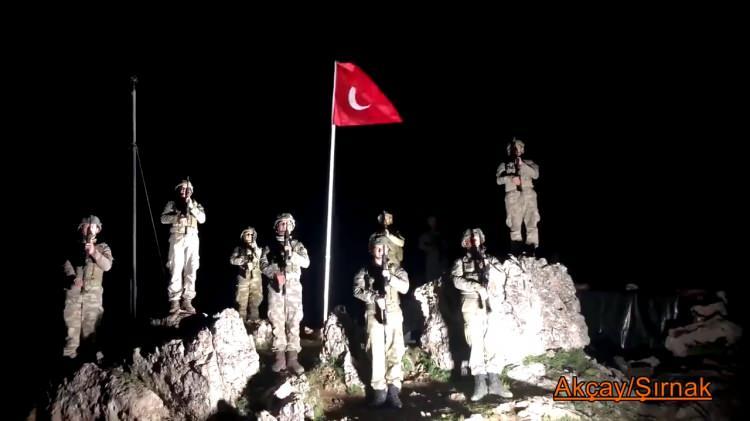 <p>T&uuml;rkiye saat 21.00&rsquo;de tek y&uuml;rek oldu, Kahraman Mehmet&ccedil;iklerimiz de g&ouml;rev yerlerinde İstiklal Marşı okudu.&nbsp;</p>
