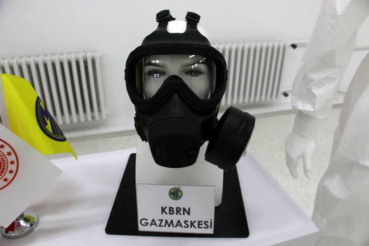<p>Korona virüs (Covid-19) ile mücadele de önemli bir yeri olan Makine Kimya Endüstrisi Kurumu’na bağlı MAKSAM Makina ve Maske Fabrikası’ndaki çalışmalar gece gündüz demeden sürüyor.</p>