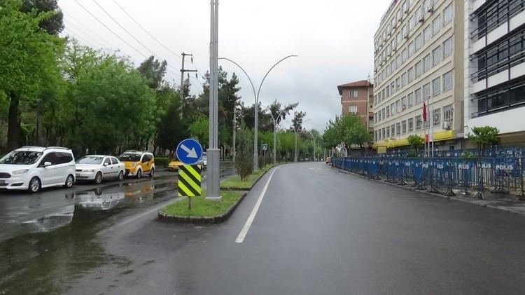 <p>Korona virüs tedbirleri kapsamında İçişleri Bakanlığınca aralarında Diyarbakır’ın da olduğu 30 büyükşehir ile Zonguldak için 4 gün başlatılan sokağa çıkma kısıtlamasının 3’üncü gününde Diyarbakır’ın tarihi mekanları ve Sur ilçesinin en işlek caddeleri boş kaldı.</p>