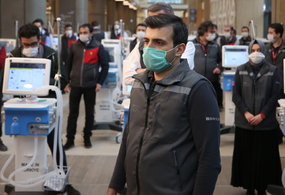 <p>Bugün zaten dünyanın üretimde de, tedarikinde de çok zorluk çektiği cihazı içerideki komponentlerine, dışarıdan tedarik edilemeyen komponentlerine varıncaya kadar yerli olarak üretmiş olduk. Cumhurbaşkanımıza, Sağlık Bakanımıza, Sanayi ve Teknoloji Bakanımıza, tüm paydaş kurumlara teşekkürlerimi iletmek istiyoruz."</p>
<p> </p>