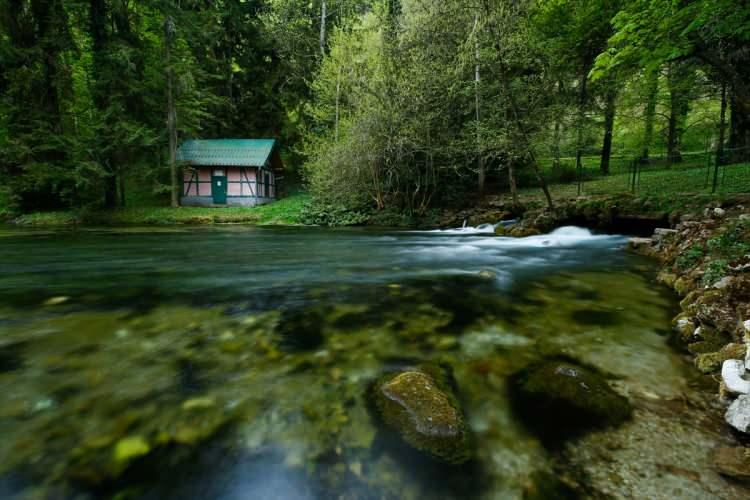 <p> Eşsiz bir doğaya sahip ve her mevsim ziyaretçilerini etkileyen, Bosna Nehri'nin kaynağının bulunduğu Saraybosna’daki "Vrelo Bosne" Milli Parkı, doğanın canlanmasıyla ayrı bir güzelliğe büründü.</p>