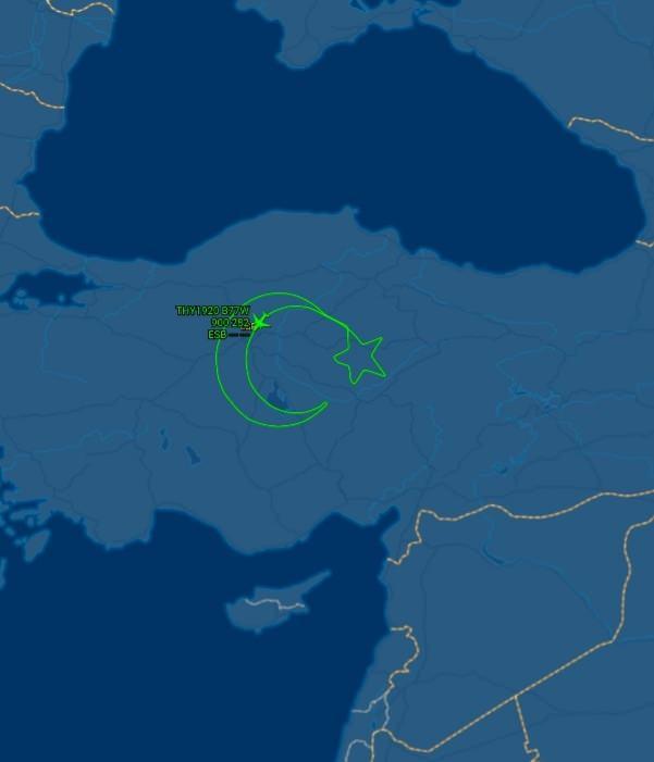 <p>THY'nin tarihi uçuşu sosyal medyada da büyük ilgi gördü ve çizilen Ay Yıldız binlerce kez paylaşıldı.</p>