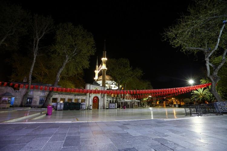 <p>Her yıl ramazan orucunun başlamasıyla İstanbulluların aileleriyle yemeklerini hazırlayıp geldiği, ezanın okunmasıyla heyecanla bekledikleri iftarlarını dualarla açtığı söz konusu meydanlara bu sefer sessizlik hakim oldu. </p>
