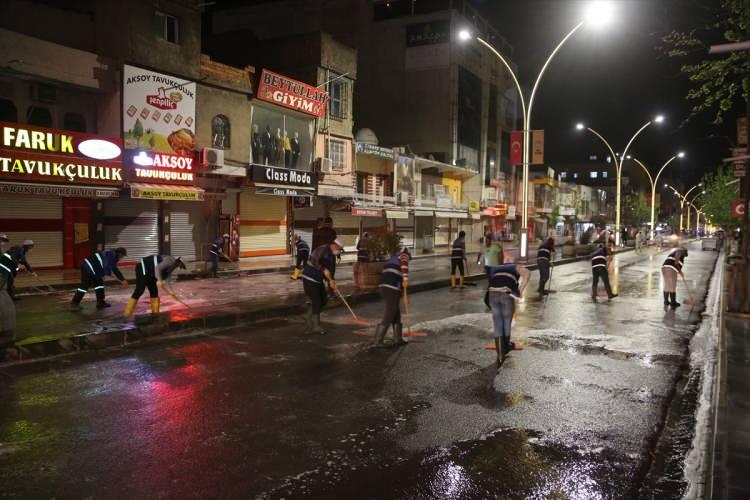 <p>Kovid-19 ile mücadele sürerken Cizre Belediye Başkan Vekili olarak görevlendirilen Kaymakam Davut Sinanoğlu'nun talimatıyla "Sokakta temizlik var" sloganı ile adeta temizlik seferberliği başlatıldı. Personel sayısı 190'a çıkarılan Temizlik İşleri Müdürlüğünce ilçede 7 gün 24 saat esasıyla temizlik çalışması yürütülüyor. Belediye ekiplerinin Kürtçe şarkılar eşliğinde cadde ve sokakları süpürmesi ve yıkaması drone görselleri ile klibe de dönüştürüldü. </p>
<p> </p>