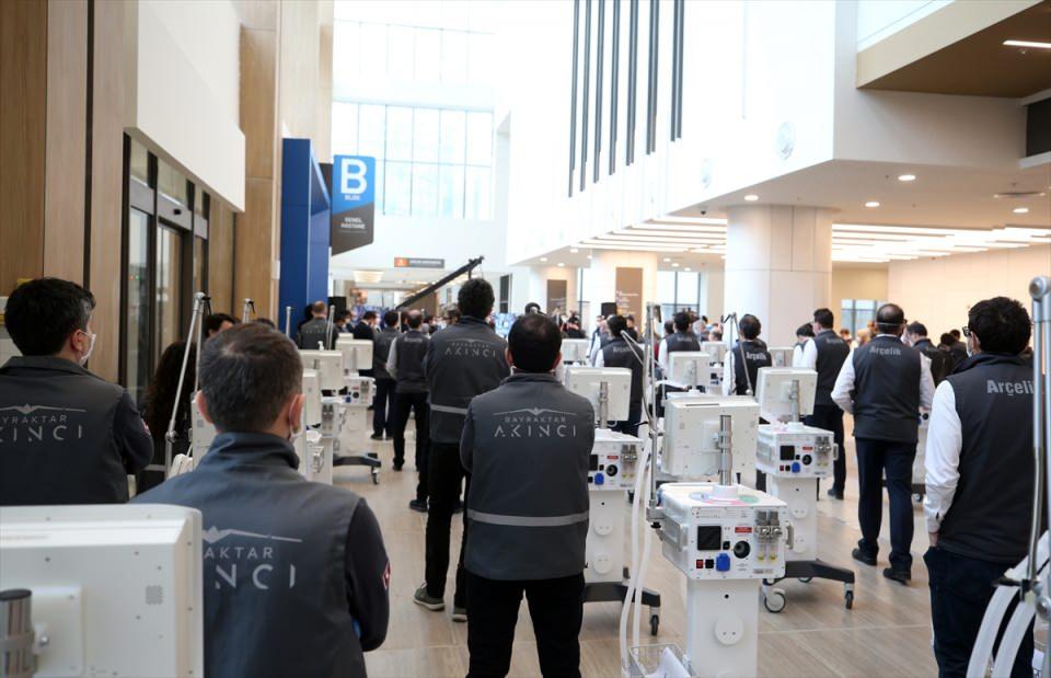 <p>Cumhurbaşkanı Erdoğan ile Sanayi ve Teknoloji Bakanlığı'na destekleri dolayısıyla teşekkür eden Erdoğan, "Bu süreçte Sanayi Bakanlığı'mızın yoğun bir koordinasyonuyla, kendi alanında dev 3 firma bir araya gelip dünyanın peşinde olduğu bu solunum cihazlarının seri üretimi başarıyla tamamlandı. Ülkemize ve tüm insanlığa rahat bir nefes aldırmak için varız." diye konuştu.</p>

<p> </p>
