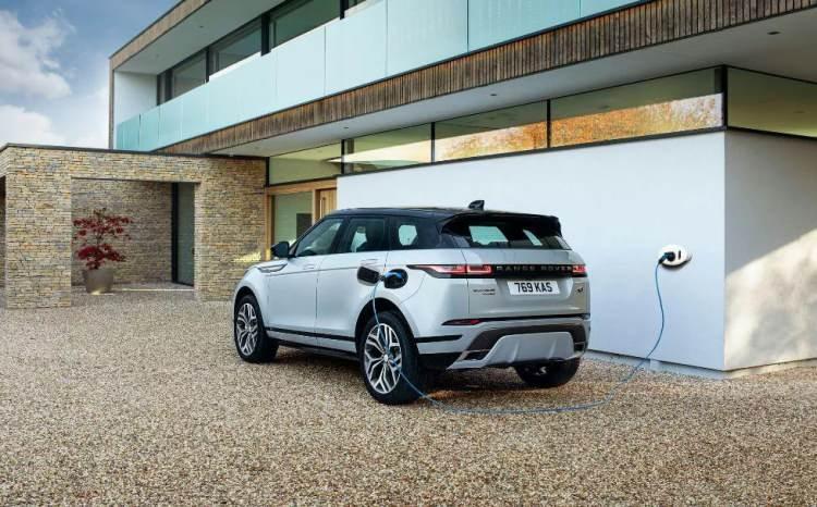 <p><strong>Hybrid </strong>modda benzinli ünite ve elektrik motoru birlikte uyum içerisinde çalışıyor. <strong>EV </strong>modunda aracın yalnızca elektrik motorundan güç alması sağlanıyor. <strong>SAVE </strong>modunda ise ana güç kaynağının benzinli ünite olması ve bataryanın belli bir seviyenin altına düşmemesi sağlanıyor.</p>

<p> </p>
