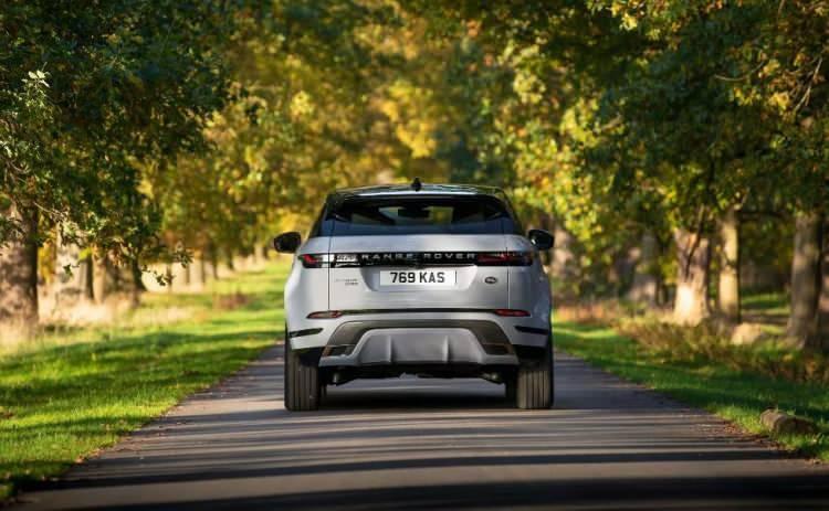 <p>Şirket, yeni plug-in hybrid sistemle donatılan <strong>Range Rover Evoque P300e</strong> modelinin 0-100 km/s hızlanmasını 6.4 saniye, <strong>Discovery Sport P300e</strong> modelininkini de 6.6 saniye olarak açıkladı.</p>
