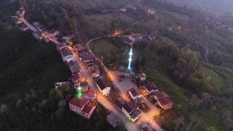 <p>Samsun’un Ambartepe ile Ordu’nun Şenbolluk Mahallelerinde oturanlar kapı komşusu olmasına rağmen iftarlarını ikişer dakika farkla açıyor. Bir adımla il değiştiren mahalleliler, bölgede 2 cami olduğundan dolayı kimi zaman ezan seslerinin karışsa da, bu duruma artık alıştıklarını belirtiyor.<br />
</p>