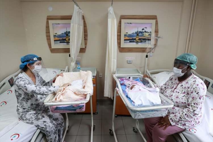 <p>Prof. Dr. Üstün, SBÜ Etlik Zübeyde Hanım Kadın Hastalıkları Eğitim ve Araştırma Hastanesinin pandemi hastanesi olmadığını belirterek, şu ifadeleri kullandı:</p>
<p>"Kovid negatif gebelerimizi ve anne adaylarımızı hastanemizde takip ediyor ve doğumlarına giriyoruz. Alabileceğimiz maksimum önlemleri alarak bebeklerimizi dünyaya hazırlamaya çalışıyoruz. Her doğan yeni bebeğe ve doğum esnasında bütün annelerimize siperlik takıyoruz. Amaç hem sağlık personelini hem de anne adayını ve doğacak bebeğimizi virüsten maksimum düzeyde koruyabilmek. Hastanemizde şüpheli olguların karşılanmasında, tamamen ayrı bir ünite, ameliyathane ve doğum ünitesi oluşturduk. Bulgusuz Kovid pozitif olan hastaları da düşünerek tüm gebelerimizde ve bebeklerimizde her türlü tedbiri elimizden geldiğince alıyoruz.</p>