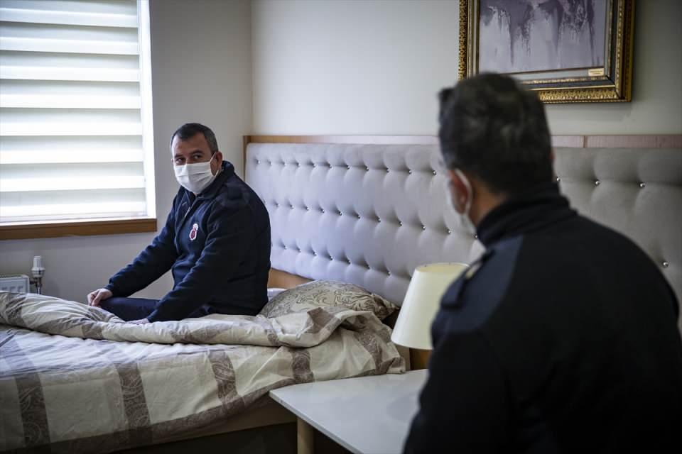 <p>Fedakarca görev yapan infaz koruma memurları ve kurum personeli, yaklaşık bir aylık sürecin sonunda yeniden evlerine dönmenin, ailelerine kavuşmanın mutluluğunu yaşıyor.</p>
<p> </p>