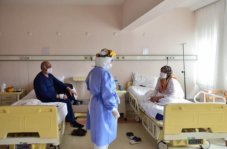<p><strong>"Korona virüs nedeniyle hastanemizde yatan hastaları 1 yıl takip edeceğiz’’</strong></p>
<p> </p>
<p>İstanbul Üniversitesi İstanbul Tıp Fakültesi Dekanı Prof. Dr. Tufan Tükek, "Korona virüsle mücadeleyi tüm sağlık çalışanlarımızla sürdürüyoruz. 1 aylık süre içerisinde hastanemiz gerekli tedbirleri alarak şu anda örnek teşkil edecek bir sistemle bu pandemiyle mücadeleye devam ediyor’’ dedi.</p>
<p> </p>