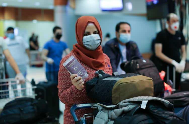 <p>THY'nin özle seferiyle Pakistan'dan ayrılan iş insanı Talha Uğurlu, "20 yılı aşkın süredir yaşadığım Pakistan'da ticari faaliyetlerle uğraşıyorum. Kovid-19 salgınından dolayı devletimizin düzenlediği seferle ailecek Türkiye'ye dönüyoruz. Buradan Cumhurbaşkanımız Recep Tayyip Erdoğan'a ve Dışişleri Bakanımız Mevlüt Çavuşoğlu'na teşekkürlerimizi sunuyoruz." diye konuştu. </p>

<p> </p>
