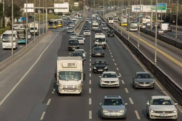 <p>Hafta sonu iki g&uuml;nl&uuml;k sokağa &ccedil;ıkma kısıtlamasının bitmesiyle &uuml;lke genelinde &ccedil;alışanların mesaileri başladı.</p>

<p>&nbsp;</p>
