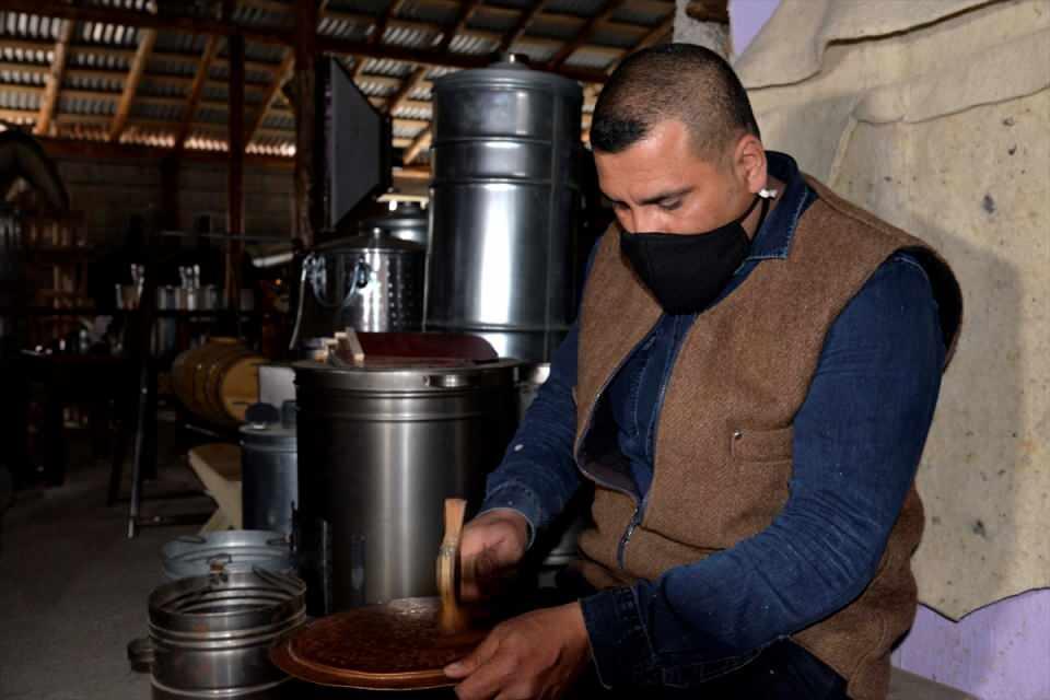 <p>Muş'ta yaşayan bakır ustası Cevat Aktaş, Sağlık Bakanı Fahrettin Koca'nın fotoğrafını işlediği tepsiyi Bakanlığa gönderdi.</p>
<p> </p>