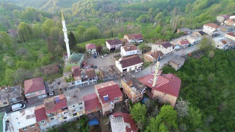 <p>İftarlar ikişer dakika farkla açılıyor</p>
<p>Bu durum bölgede oturanlara kimi zaman ilginç durumlar da yaşatırken, her iki mahallede bulunan camilerden ezan sesi 2 dakika arayla yükseliyor. Karşı komşularını aramak istediklerinde şehirlerarası kodu girmek zorunda kalan mahalleliler, iftarlarını da ikişer dakika farkla açıyor. Bölgede bulunan 2 caminin arası yaklaşık 100 metre olsa da, Ordu tarafında ikamet edenler, Samsun bölgesinde yaşayanlara göre 2 dakika daha erken iftarlarını açarken mahalleliler, bu duruma artık alıştıklarını, kendileri için zor olmadığını ifade ediyor.</p>