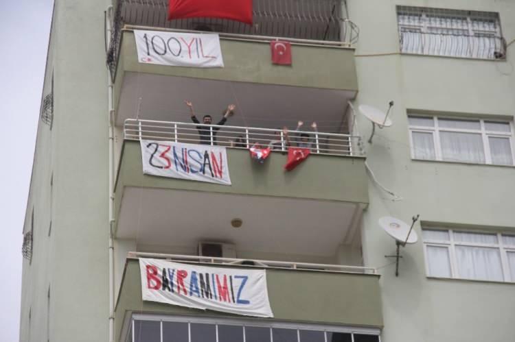 <p>Adana’da bir aile, virüs nedeniyle sokağa çıkamayınca 23 Nisan Ulusal Egemenlik ve Çocuk Bayramını oturdukları apartmanı Türk Bayrakları ile süsleyerek kutladı.</p>

<p> </p>
