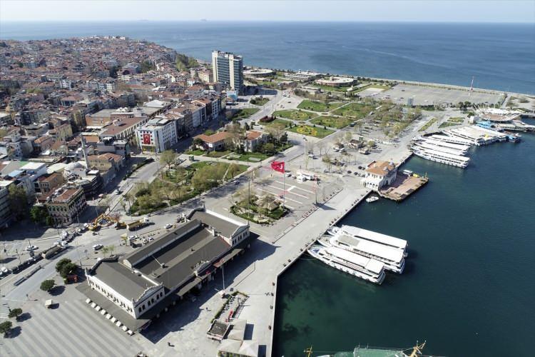 <p>Ramazan ayının ilk gününe sokağa çıkma kısıtlamasıyla birlikte giren İstanbul caddeleri, yolları ve sokakları sakindi...</p>

<p> </p>
