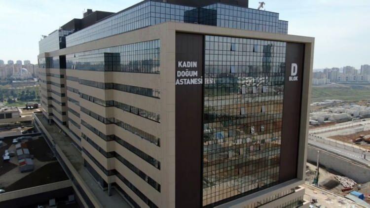 <p>Başakşehir Şehir Hastanesi özellikleri arasında en dikkat çeken maddelerden biri, sismik izolatörler. Yapıların deprem yüklerini aktarmada günümüzün en etkili teknolojisi olarak kabul gören 2068 adet sismik izolatör teknolojisi ile donatılan hastanede, en şiddetli depremler sırasında ve sonrasında dahi tüm operasyonel faaliyetler aksamadan yerine getirilebilecek.</p>
<p></p>
