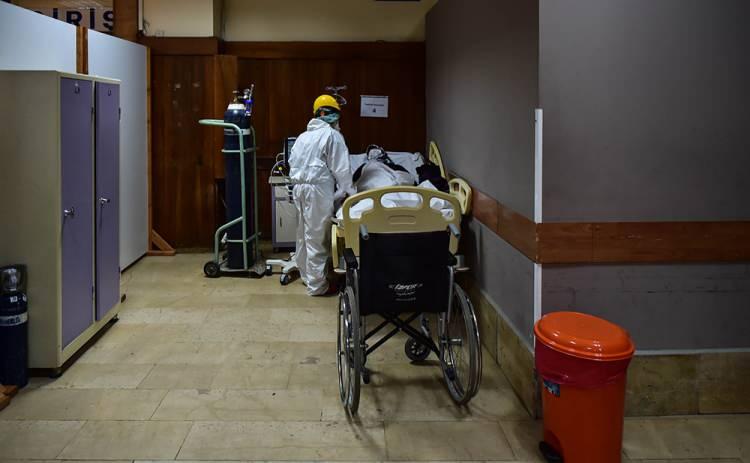 <p>Virüsten korunmak için maske, eldiven, gözlük ve siperliklerle koruyucu önlemler aldığı gözlenen sağlık çalışanları termal kameralarla kontrol edilerek hastaneye giriyor. Ayrıca hastanede Korona virüs teşhisiyle yatan hastalar ayrı asansörü kullanıyor.</p>