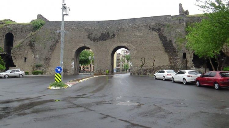 <p>İçişleri Bakanlığınca korona virüs tedbirleri kapsımında 30 büyükşehir ile Zonguldak’ta il sınırları içinde 4 gün sokağa çıkma kısıtlaması getirildi. Sokağa çıkma kısıtlamasının 3’üncü gününde Diyarbakır hayalet kente bürünürken, günde binlerce yerli ve yabancı turistin akın ettiği tarihi mekanlar da boş kaldı. </p>