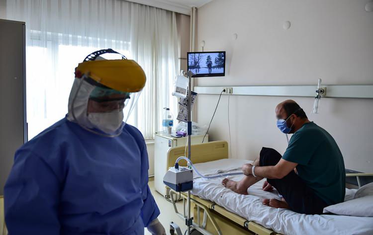 <p>Günlük kontrolleri yapılan hastaların odasına girmeden önce sağlıkçılar, kapıyı çalarak hastalara maskelerini takmalarını ve açıksa pencerelerini kapatmalarını söylüyor.</p>