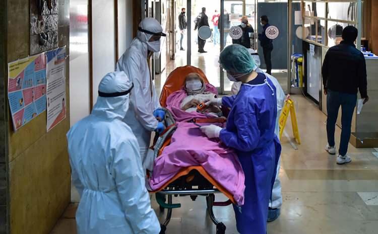 <p>İstanbul Üniversitesi İstanbul Tıp Fakültesi Hastanesi’nde tedavi olan Korona virüs hastalarına evlerine gitmeden hizmet veren sağlıkçıların 24 saati İHA kameraları tarafından görüntülendi. Virüs ile mücadelede en ön safta yer alan sağlıkçılar, pandemi servislerinde görüntülendi.</p>