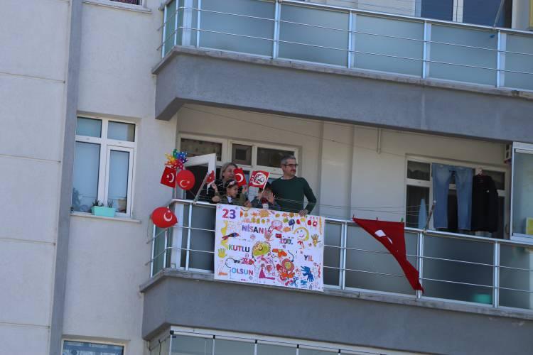 <p>Cağaloğlu Bulvarı üzerinde Samsun Büyükşehir Belediyesi’nin tahsis ettiği bir üstü açık otobüs ile protokol sokak sokak dolaşarak bayram neşesine ortak oldu. Samsun Büyükşehir Belediye Başkanı Mustafa Demir, Atakum Kaymakamı Namık Kemal Nazlı ve Samsun İl Milli Eğitim Müdürü Coşkun Esen otobüsün üzerinden halkı selamladı.</p>
