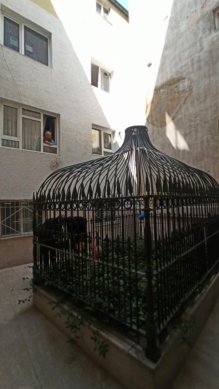 <p>Türbeden korkulur mu? Çok memnunum burada olduğuma iyi ki de almışız bu daireyi. 5 sene önce türbenin fayans ve mermer kısımları o zamanın başbakan yardımcısı Numan Kurtulmuş tarafından bir ziyareti sonrası yaptırıldı. Türbeye bilen geliyor. Yoldan geçip tesadüf görenler geliyor. Uludağ Üniversitesinden de gelenler oldu incelediler binaların kaldırılıp türbenin ortaya çıkarılmasını istediler ama bir gelişme olmadı halen bekleniyor" dedi.</p>