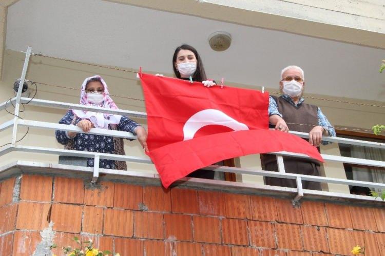 <p>23 Nisan Ulusal Egemenlik ve Çocuk Bayramı nedeniyle evlerinin balkonuna asmak için Türk bayrağı talebinde bulundu. Kaymakam Altay, Vefa Sosyal Destek Grubu’na çiftin taleplerinin yerine getirilmesi talimatını verdi. </p>
