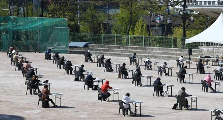 <p>Önlem olarak açık havada düzenlenen sınav için yüzlerce kişi, maske takarak bir üniversitenin kampüsünde açık havada sınava girdi.</p>
<p> </p>