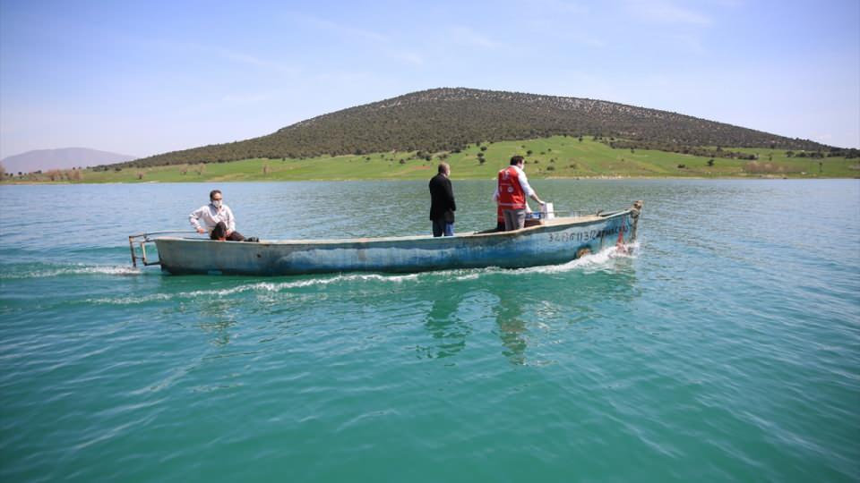 <p>Mada`ya ulaşım, hemen her ailede bulunan kayıklarla sağlanıyor. Adaya gitmek ya da buradan ayrılmak isteyenler, kayıklarla 700 metre k&uuml;rek &ccedil;ekiyor.</p>

<p>&nbsp;</p>
