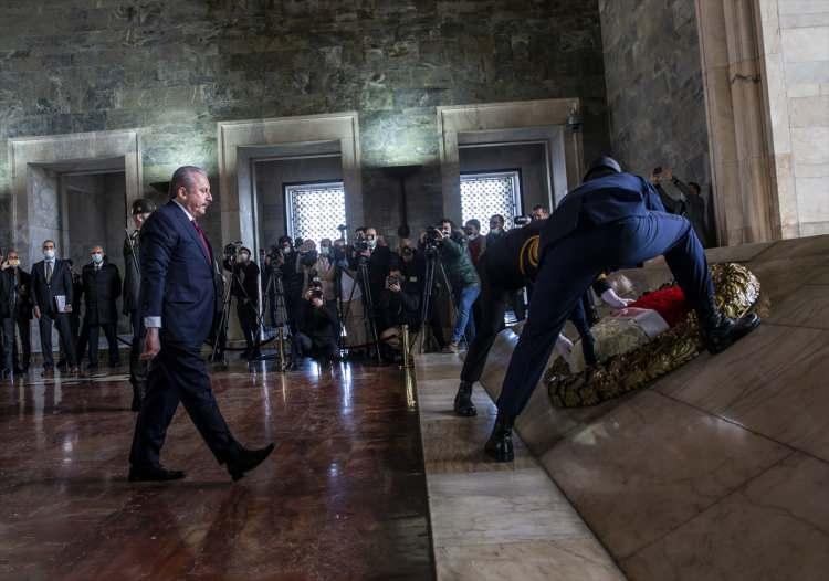 <p>Şentop ve devlet erkanı daha sonra Anıtkabir'i ziyaret etti. Öte yandan Milli Eğitim Bakanı Ziya Selçuk da Anıtkabir'i ziyaret etti.</p>