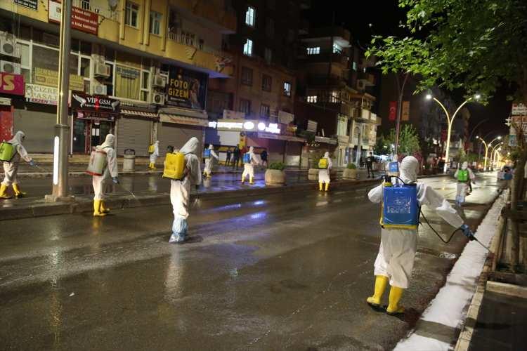 <p>Salgının ilçeye yayılmasını engellemek ve ilçeyi temiz tutmak için ev ev, sokak sokak ve caddelerin tümünde yüzeysel temizlik yapıldığını anlatan Toprak, "Hem çöpleri topluyor hem de cadde ve sokakları sıvı sabunla yıkıyoruz. Cizre halkına en iyi şekilde hizmet vermeye çalışıyoruz." dedi.</p>
<p> </p>
