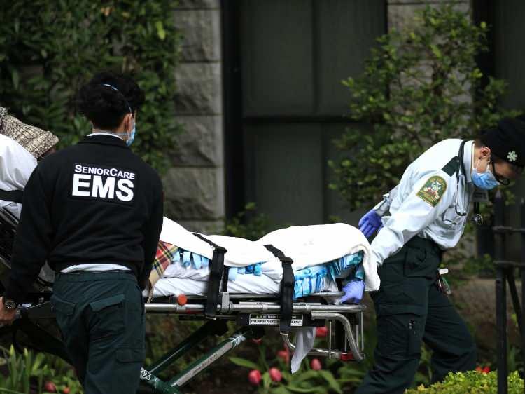 <p>AP'nin kayıtlarına göre ülke genelindeki bakımevlerinde şu ana kadar 8 bin 3 kişinin hayatını kaybettiği, bunların üçte ikisinin New York’ta bulunduğu kaydedildi.</p>