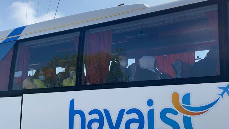 <p>Korona Virüs (COVİD-19) Pandemisi kapsamında ABD’de Konsolosluğa başvurarak Türkiye’ye gelmek istediğini belirten Türk Vatandaşları, özel uçak seferi ile ülkeye getirilerek Düzce’de Karantinaya alındı.</p>
