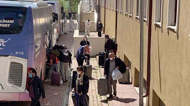 <p>New York eyaletinden kalkan Türk Hava Yolları’nın TK4031 sefer sayılı uçağı ile Ankara Esenboğa Havaalanına gelen 225 yolcunun ilk sağlık kontrolleri burada yapıldı</p>
