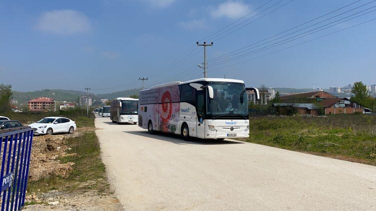 <p>Kontroller tamamlanan yolcular otobüslere alınan polis eskortu ile Düzce’de Kredi Yurtlar Kurumu’na bağlı Raziye Begüm Sultan Yurduna getirildi. Geniş güvenlik önlemlerinin alındığı yurt çevresinde gelen Türk vatandaşları, hazırlanan odalara girmeden önce AFAD ve Düzce İl Sağlık Müdürlüğü ekiplerince sağlık kontrolleri yapıldı.</p>